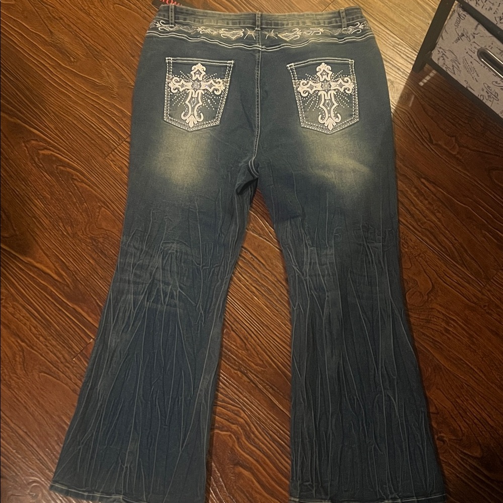 ROMWE Denim Jeans NWT with embroidered details, crinkle distressed look